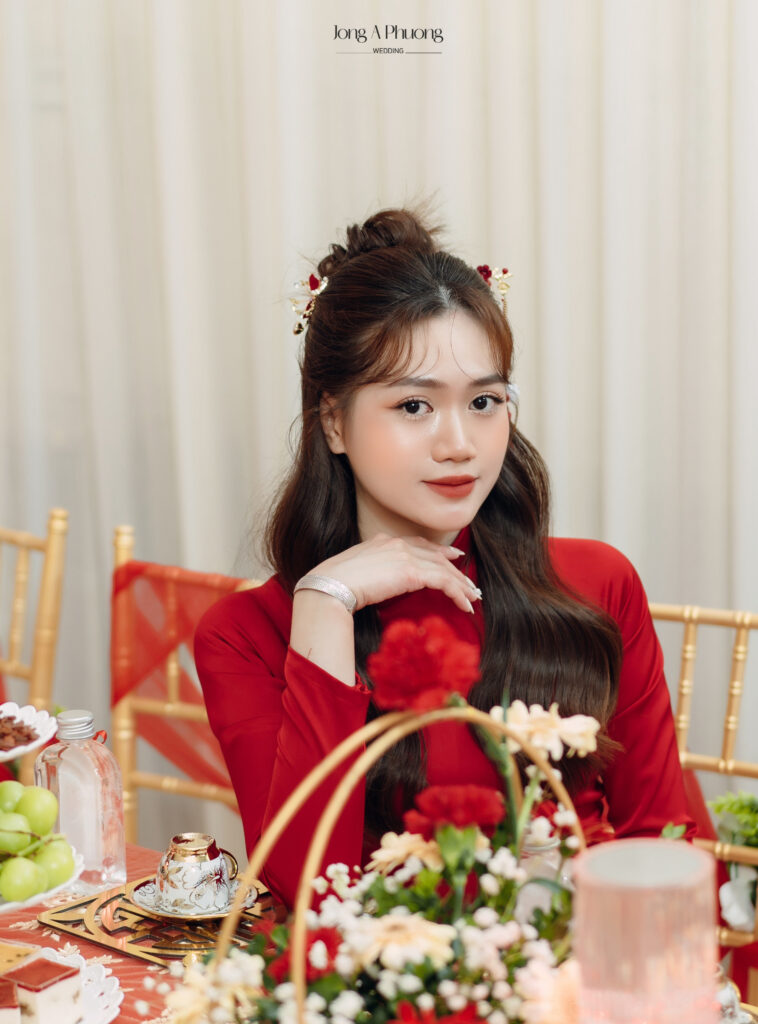 Layout makeup với tone son đỏ